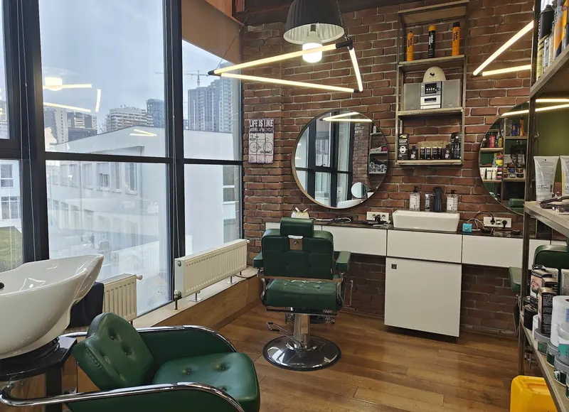 The room: wash basin, barber chair and big windows